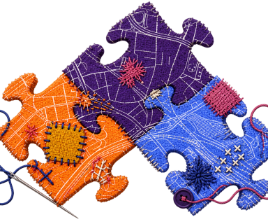 Trzy połączone elementy puzzli w kolorach pomarańczowym, fioletowym i niebieskim, z motywem mapy miasta, symbolizujące współpracę i sąsiedztwo; poniżej napis „(RE)START SĄSIEDZTWA”.