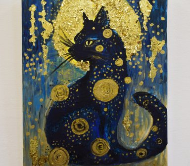 Obraz przedstawiający czarnego kota w profilu ze złotą aureolą. Mieni się złotem oraz granatem.
