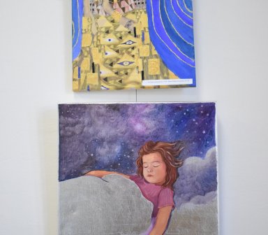 Dwa obrazki jeden pod drugim: Górny przedstawia kobietę w złotej ornamentowej sukni na niebieskim tle. Dolny obrazek przedstawia dziewczynkę śpiącą pod kołdrą - chmurą. W tle postaci widzimy rozmigotane, gwieździste niebo.