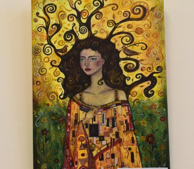 Młoda, długowłosa kobieta enface na tle rozkwieconej łąki. Zamiast nieba widzimy żółte tło - jakby ogromne słońce. Rozwiane włosy kobiety tworzące ornamentalne zawijasy spowijają tło. W ich segmentach widać dwa ptaki. Szata kobiety przypomina misterną sie