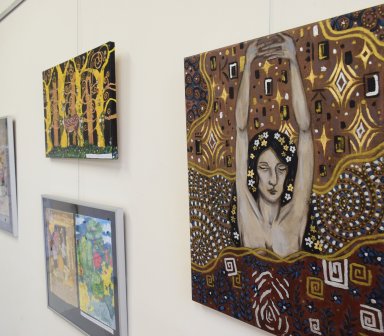 Widzimy rzut na cztery obrazy widziane pod kątem. Najbliżej widza jest popiersie kobiety, która unosząc dłonie, splata palce razem. Jej oczy są zamknięte, we włosach przeplatają się kwiatuszki. Tło rozmigotane, zawiera spiralne wzory oraz różnego rodzaju 