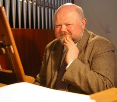 Mężczyzna siedzący przy organach