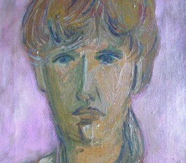 Malarstwo olejne przedstawiające portret młodej osoby z krótkimi, brązowymi włosami i niebieskimi oczami, patrzącej prosto na widza, na jasnofioletowym tle.