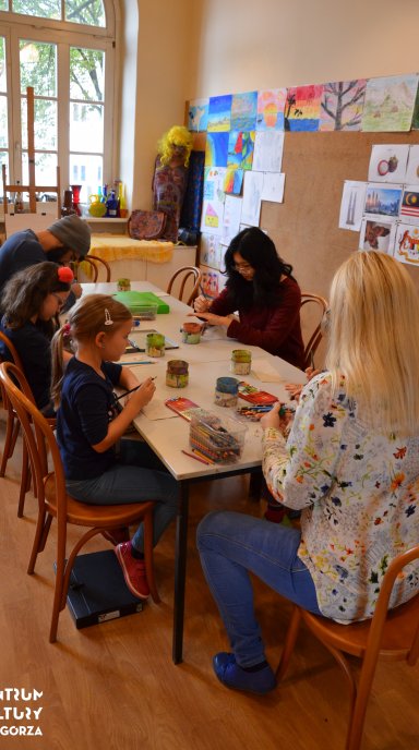 Warsztaty plastyczne z wolontariuszami AIESEC