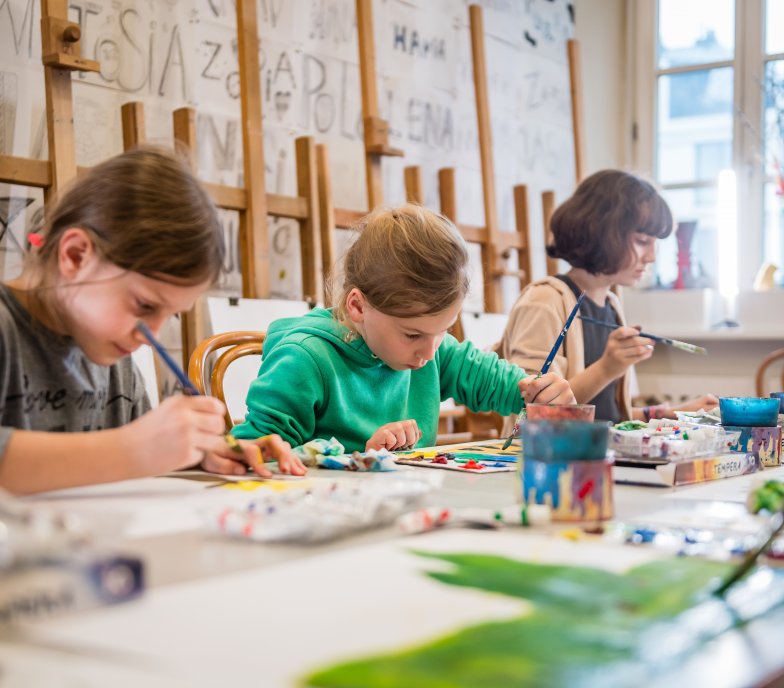 dzieci podczas zajęć plastycznych