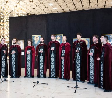 Chór „Elici” na scenie wykonuje utwór.