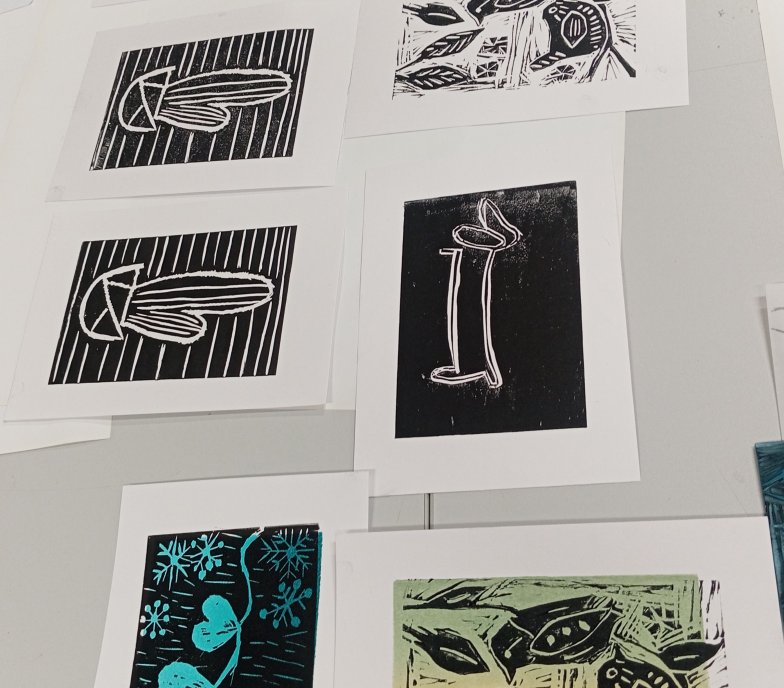 Zestaw gotowych odbitek graficznych przedstawiających różne motywy zwierzęce i roślinne, w tym żółwia, meduzę i liście, wykonanych techniką linorytu.