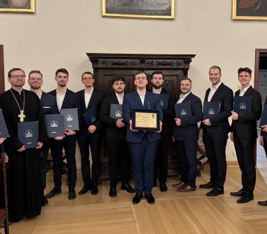 Artyści Męskiego Zespołu Muzyki Cerkiewnej „Grabarka" stoją obok siebie w sali