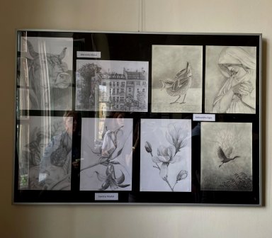 Osiem prac rysunkowych należących do trzech Autorów. Widzimy ptaki, byka, lilie, reprodukcję autoportretu Fridy Kahlo, widok na blok mieszkalny, a także Matkę Boską oraz kwitnący krzew.