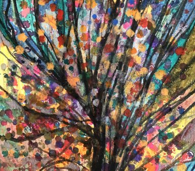 Ekspresyjna malarska wizja drzewa, którego korona składa się z setek barwnych kropel i punktów. Ciemne, smukłe linie pnia i gałęzi wystrzeliwują ku górze, a między nimi migoczą plamki w kolorach pomarańczu, magenty, błękitu i żółci. Tło stanowią pionowe p