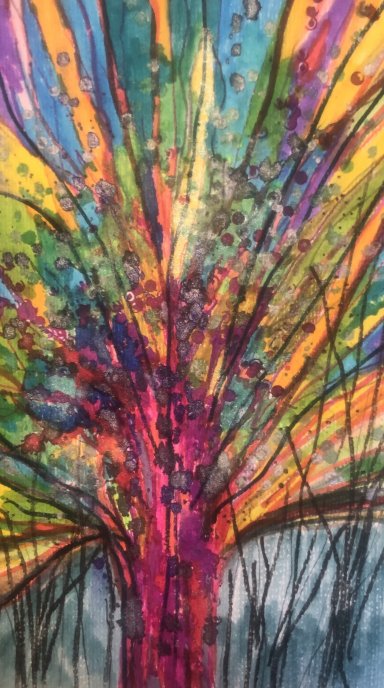 Abstrakcyjna grafika przedstawiająca drzewo w formie dynamicznej eksplozji barw. Centralny pień ma intensywny kolor fuksji, z którego promieniście rozchodzą się gałęzie w kolorach tęczy: żółci, pomarańczu, zieleni i fioletu. Obraz jest nakrapiany ciemnymi