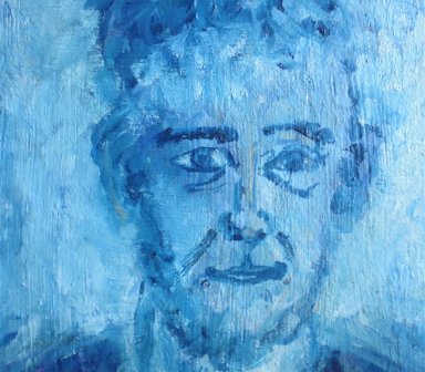 Monochromatyczny portret mężczyzny w niebieskich odcieniach, z kręconymi włosami i subtelnym uśmiechem na twarzy, na błękitnym tle, z widocznym, niewyraźnym napisem w lewym dolnym rogu.