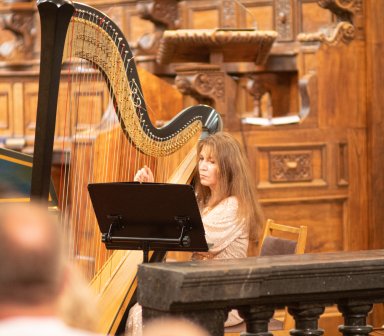 artyści podczas gry na instrumentach