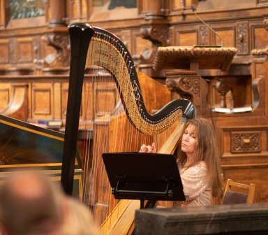 artyści podczas gry na instrumentach