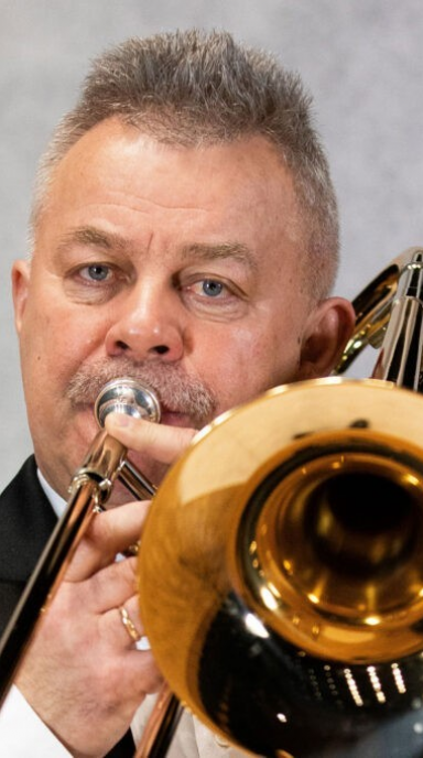 Mężczyzna gra na instrumencie dętym.