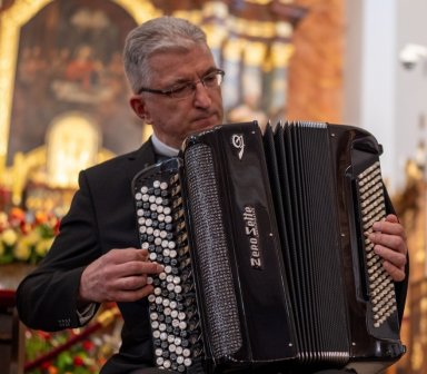 Mężczyzna gra na akordeonie.