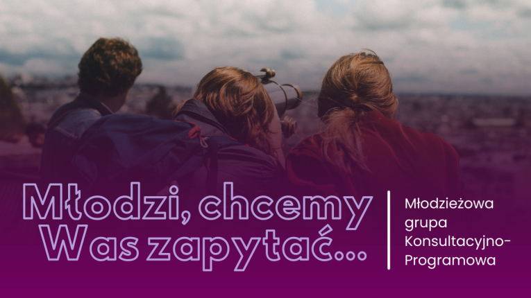 Grafika reklamowa oparta na zdjęciu trzech młodych osób patrzących na panoramę miasta z punktu widokowego, z jedną osobą spoglądającą przez lunetę. Całość pokrywa półprzezroczysty, fioletowy filtr, ciemniejszy u dołu. W lewym dolnym rogu znajduje się duży